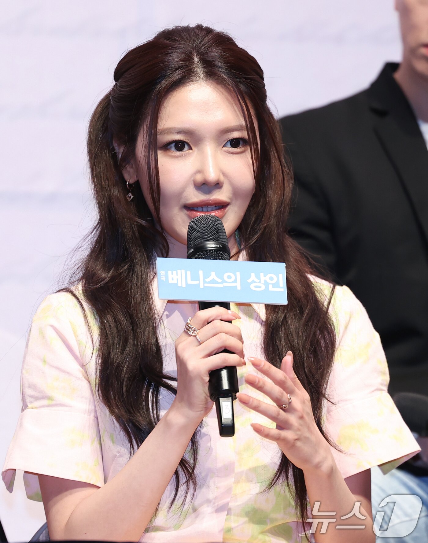 본문 이미지 - 배우 수영(소녀시대 수영)이 12일 오후 서울 종로구 NOL서경스퀘어에서 열린 연극 '베니스의 상인' 기자간담회에서 취재진 질문에 답하고 있다. 셰익스피어의 대표 희극을 바탕으로 법과 자비·복수와 선택의 충돌을 그린 이번 작품은 고전의 구조를 유지하면서 인물 간의 감정과 대립을 끌어올리는 방식으로 재구성됐다. 2026.5.12 ⓒ 뉴스1 임지훈 인턴기자