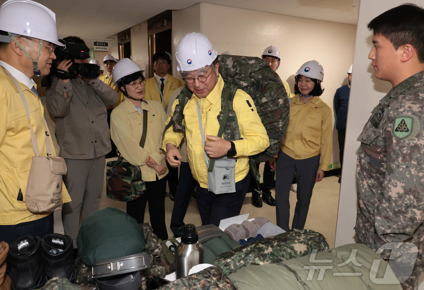 (서울=뉴스1) 김명섭 기자 = 윤호중 행정안전부 장관이 12일 오후 서울 종로구 정부서울청사에서 열린 민방위 훈련에서 완전군장을 착용해보고 있다. (공동취재) 2026.5.12/ …
