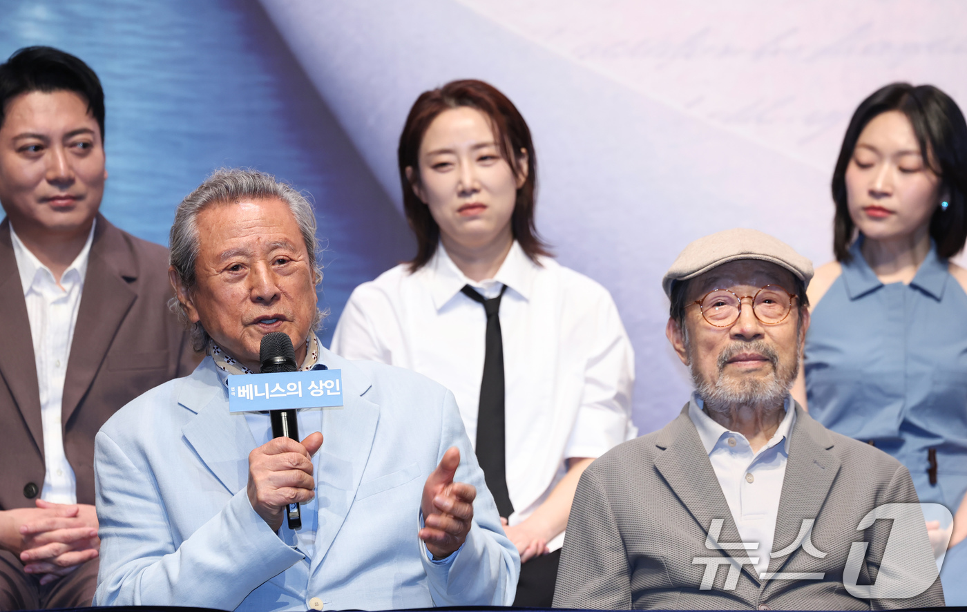 (서울=뉴스1) 임지훈 인턴기자 = 배우 박근형(왼쪽)이 12일 오후 서울 종로구 NOL서경스퀘어에서 열린 연극 '베니스의 상인' 기자간담회에서 취재진 질문에 답하고 있다. 셰익스 …