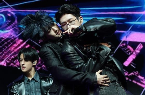 멋진 무대 선보이는 경문과 데이