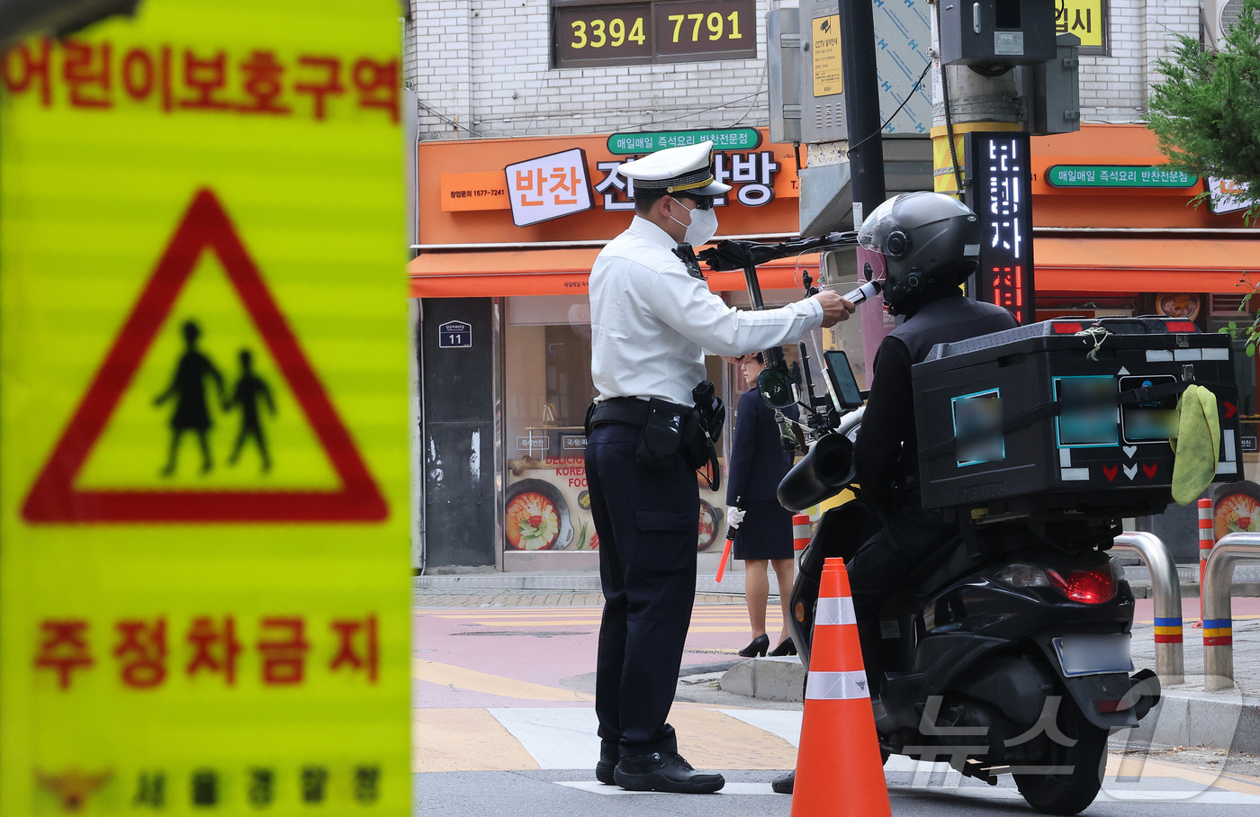 (서울=뉴스1) 김성진 기자 = 동대문경찰서 경찰관들이 12일 서울 동대문구 장평초등학교 앞에서 스쿨존 하굣길 교통법규위반 집중단속을 하고 있다. 2026.5.12/뉴스1