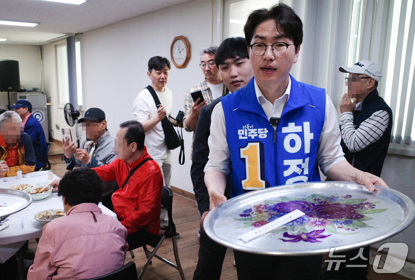 본문 이미지 - 부산 북구갑 보궐선거에 출마하는 하정우 더불어민주당 후보가 12일 부산 북구 덕천종합사회복지관에서 짜장면 배식 봉사를 하고 있다. 2026.05.12 ⓒ 뉴스1 김세정 기자