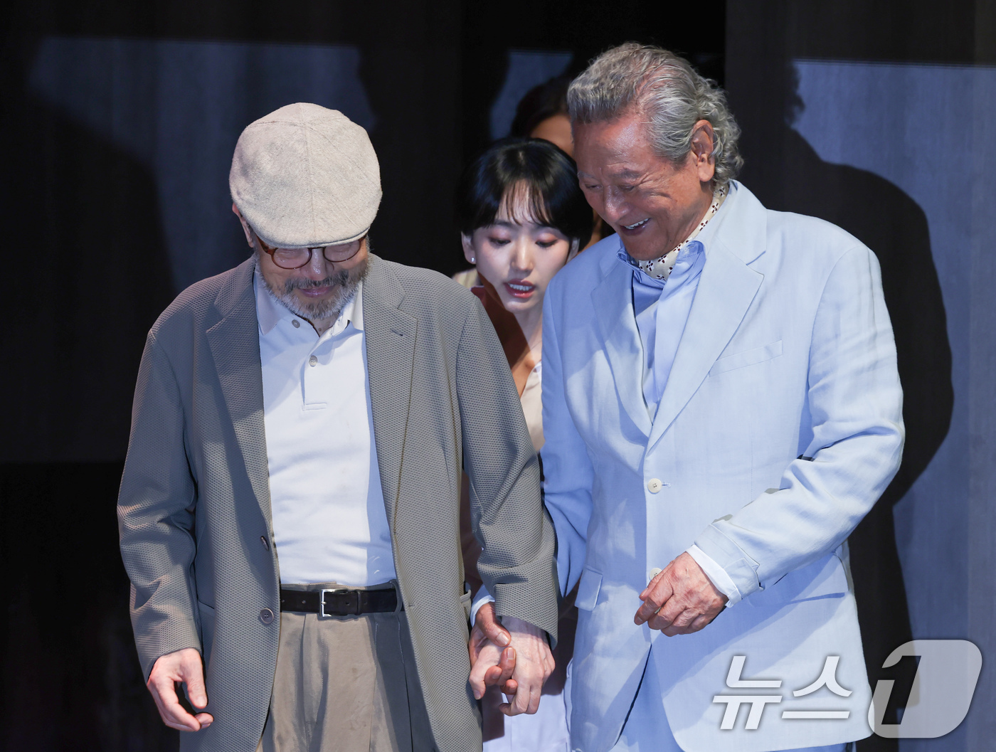 (서울=뉴스1) 임지훈 인턴기자 = 배우 신구(왼쪽), 박근형이 12일 오후 서울 종로구 NOL서경스퀘어에서 열린 연극 '베니스의 상인' 기자간담회에 참석하고 있다.셰익스피어의 대 …