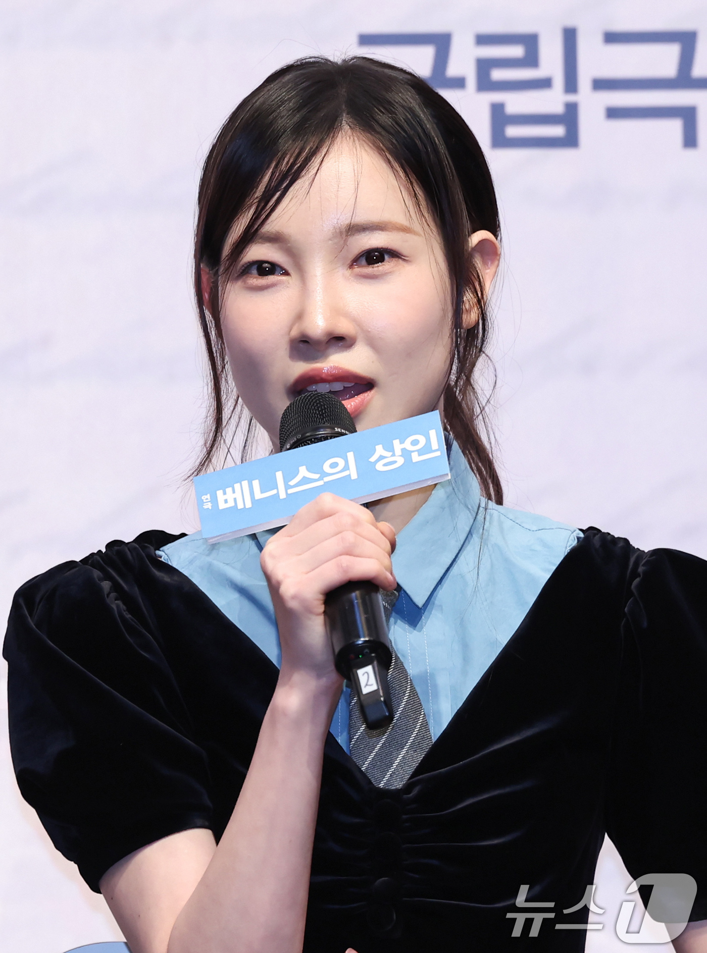 (서울=뉴스1) 임지훈 인턴기자 = 배우 김아영이 12일 오후 서울 종로구 NOL서경스퀘어에서 열린 연극 '베니스의 상인' 기자간담회서 취재진 질문에 답하고 있다.셰익스피어의 대표 …