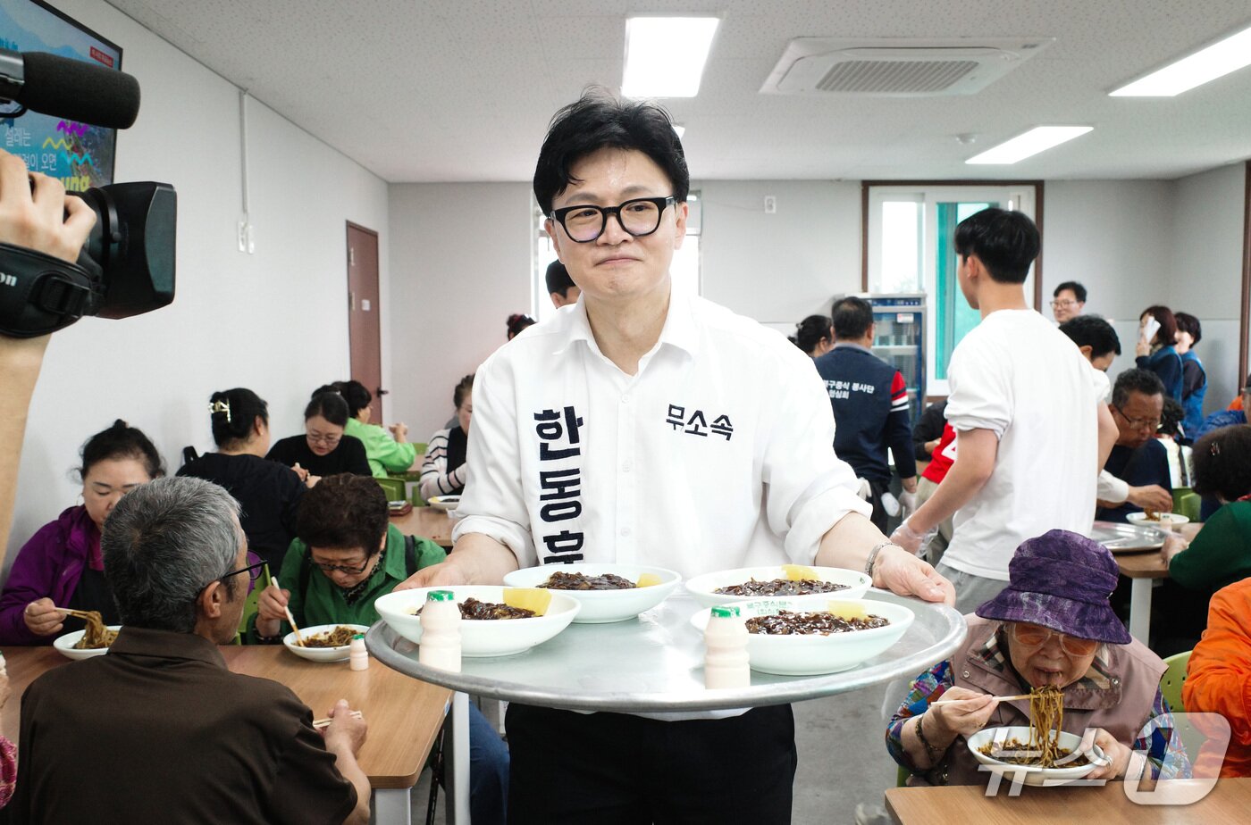 본문 이미지 - 부산 북구갑 보궐선거에 출마하는 한동훈 무소속 후보가 12일 부산 북구 덕천종합사회복지관에서 짜장면 배식 봉사를 하고 있다. 2026.05.12 ⓒ 뉴스1 김세정 기자