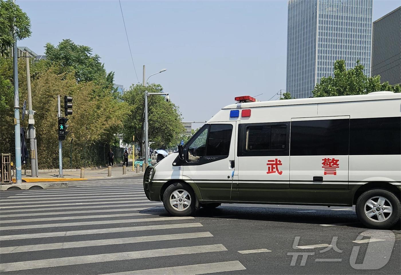 본문 이미지 - 중국 무장경찰 차량이 12일 오전 베이징 차오양구 주중 미국대사관 인근을 지나고 있다. ⓒ 뉴스1 정은지 특파원