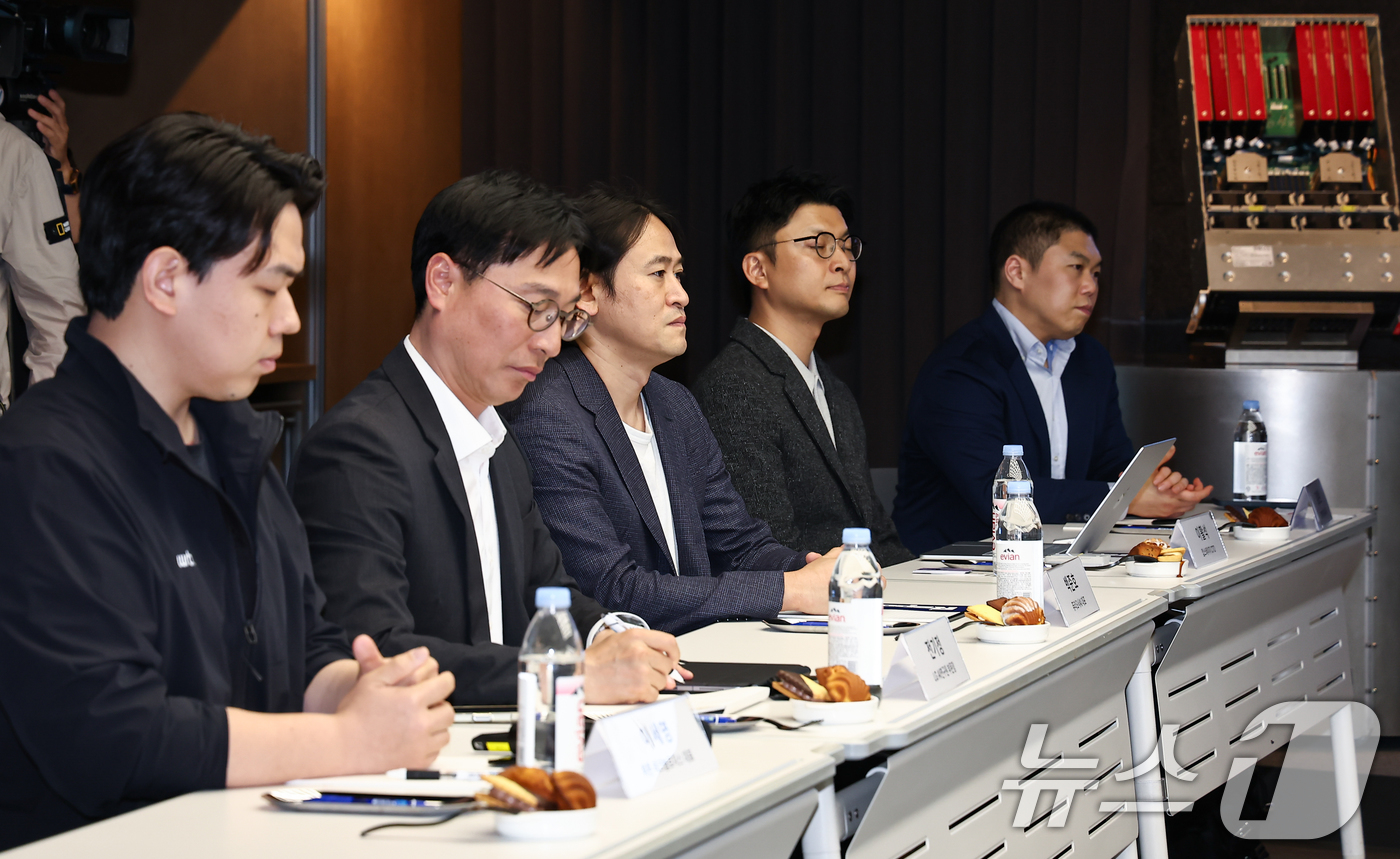 (서울=뉴스1) 김도우 기자 = 12일 서울 강남구 퓨리오사AI에서 열린 국내 대표 AI 반도체(NPU) 기업 현장방문 및 간담회에서 참석자들이 이억원 금융위원장의 인사말을 듣고 …