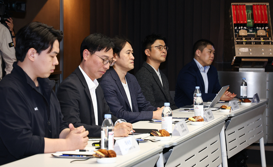 경청하는 AI 반도체 기업 관계자들