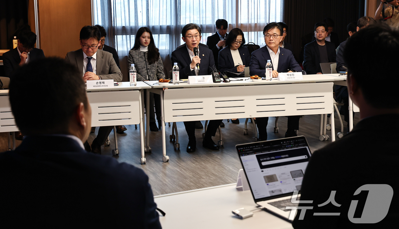 (서울=뉴스1) 김도우 기자 = 이억원 금융위원장이 12일 서울 강남구 퓨리오사AI에서 열린 국내 대표 AI 반도체(NPU) 기업 현장방문 및 간담회에서 인사말을 하고 있다. 20 …