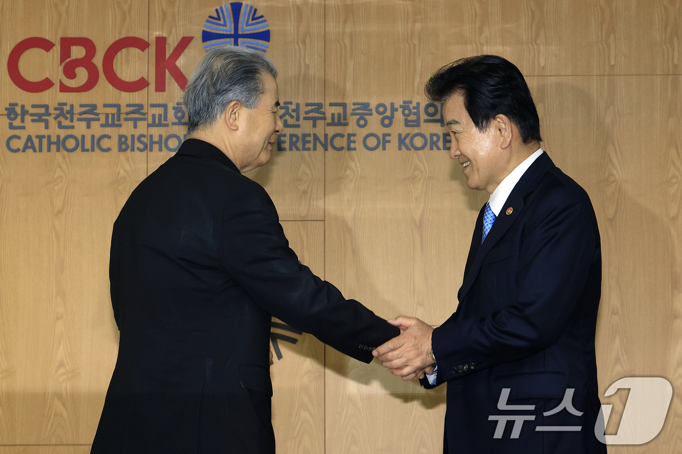 (서울=뉴스1) 박정호 기자 = 정동영 통일부 장관이 12일 오후 서울시 광진구 면목로 한국천주교중앙협의회에서 한국천주교주교회의 의장 이용훈 주교를 예방하고 있다.  2026.5. …