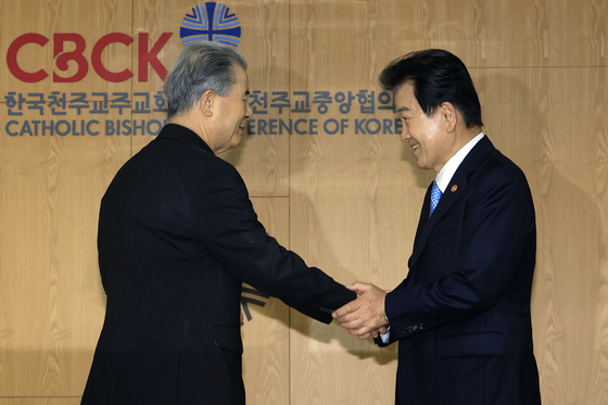 이용훈 주교 예방하는 정동영 통일부 장관