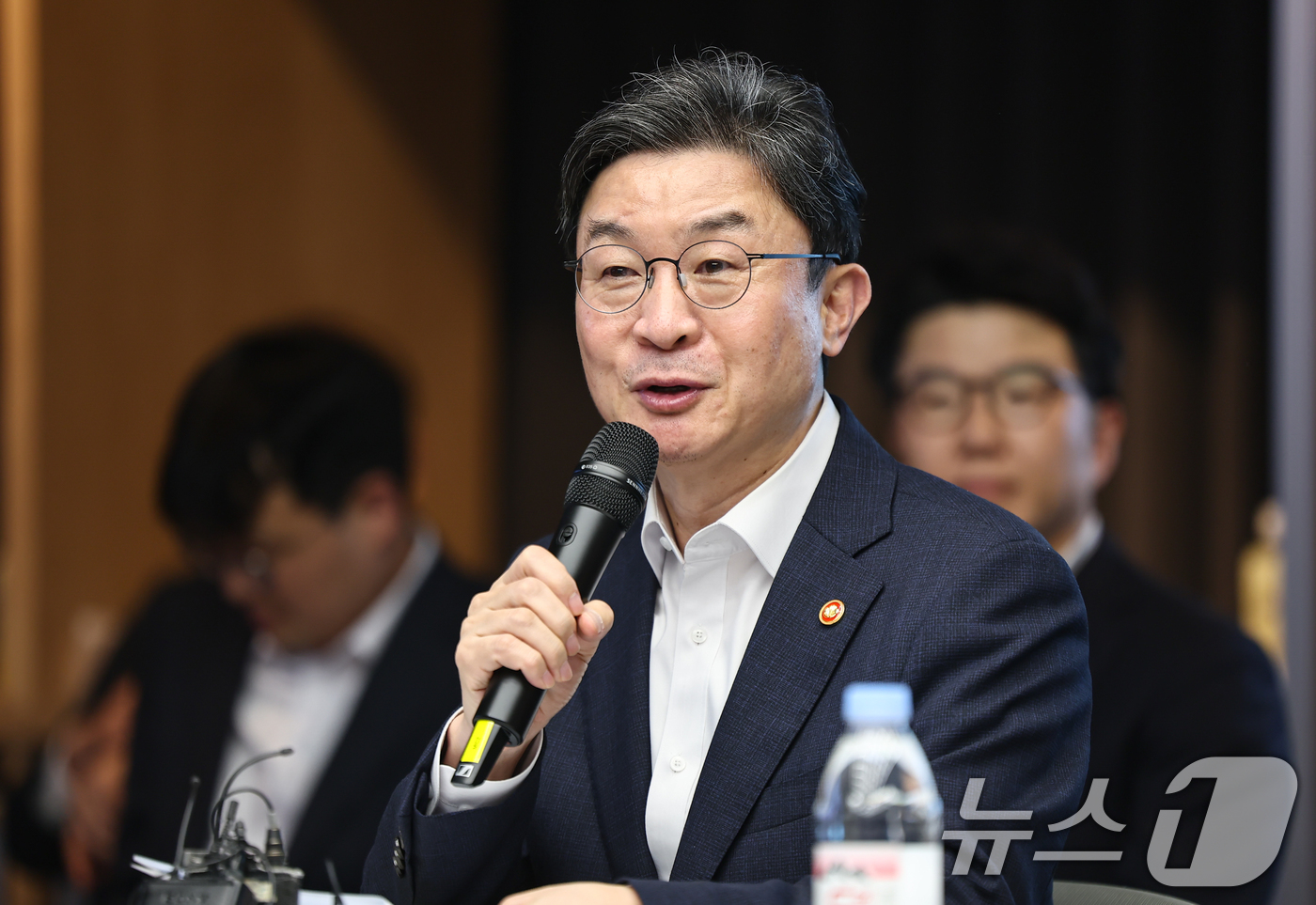 (서울=뉴스1) 김도우 기자 = 이억원 금융위원장이 12일 서울 강남구 퓨리오사AI에서 열린 국내 대표 AI 반도체(NPU) 기업 현장방문 및 간담회에서 인사말을 하고 있다. 20 …