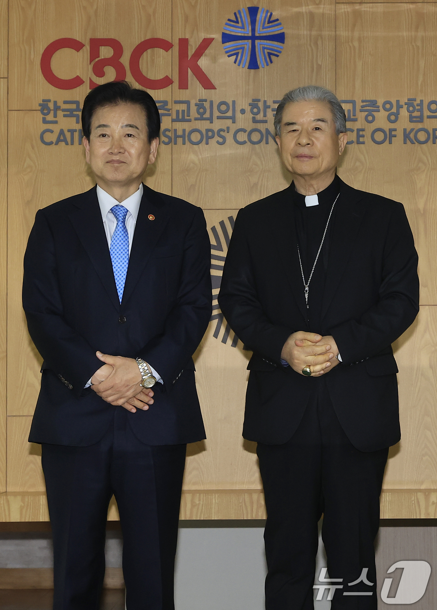 (서울=뉴스1) 박정호 기자 = 정동영 통일부 장관이 12일 오후 서울시 광진구 면목로 한국천주교중앙협의회에서 한국천주교주교회의 의장 이용훈 주교를 예방하고 있다.  2026.5. …
