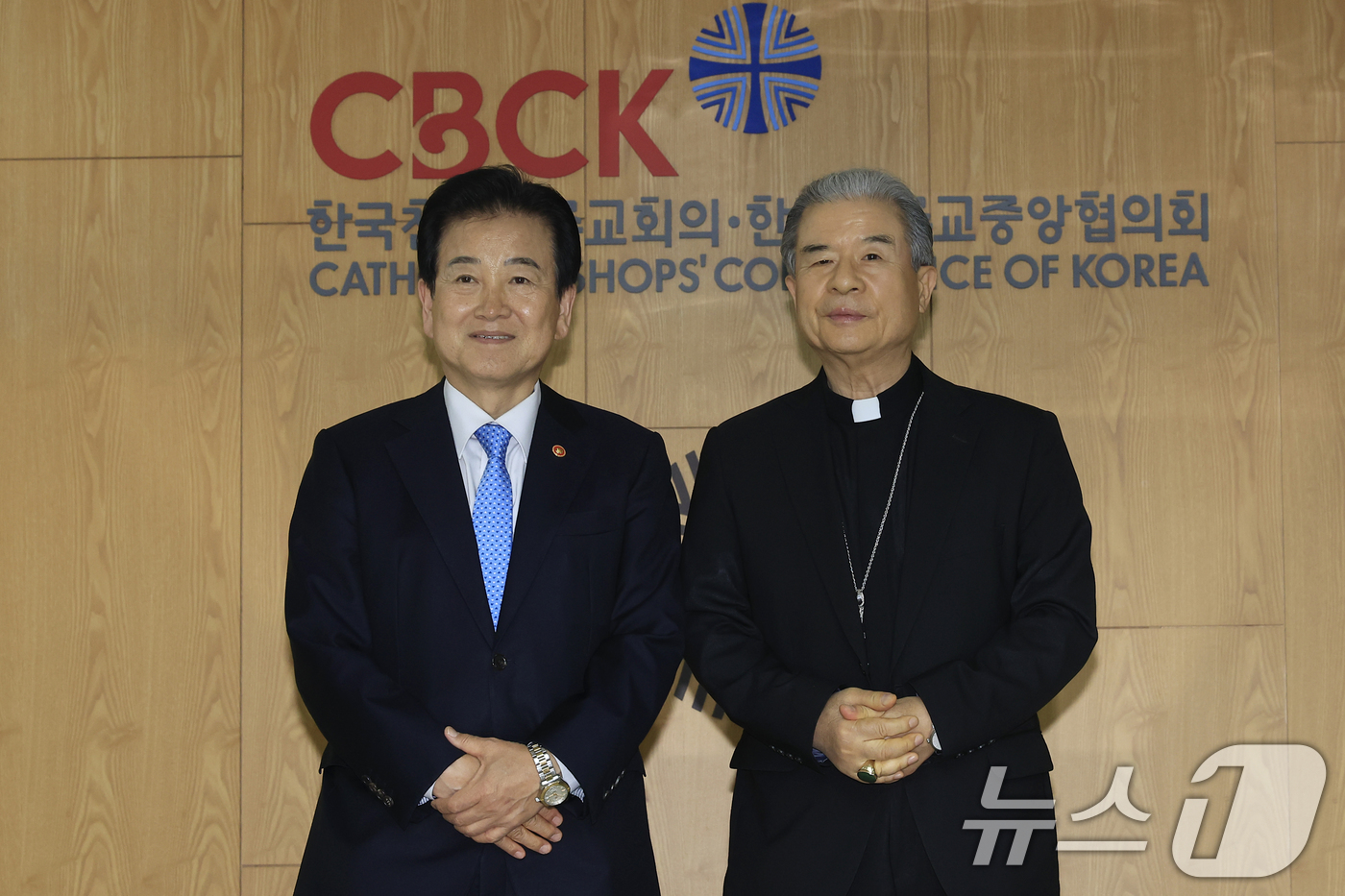 (서울=뉴스1) 박정호 기자 = 정동영 통일부 장관이 12일 오후 서울시 광진구 면목로 한국천주교중앙협의회에서 한국천주교주교회의 의장 이용훈 주교를 예방하고 있다. 2026.5.1 …