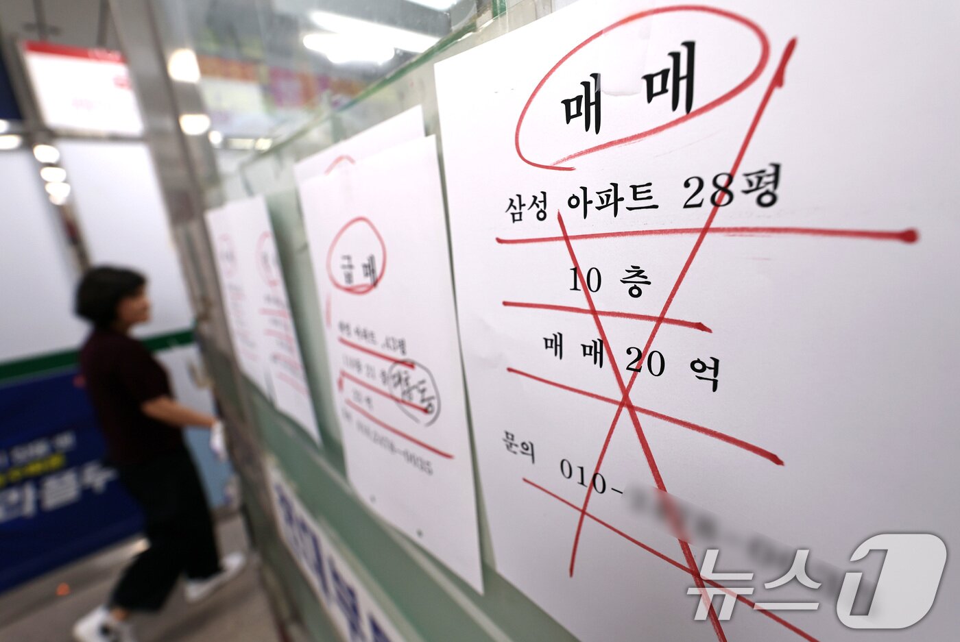 본문 이미지 - 정부가 토지거래허가구역 내 세입자가 있는 주택의 실거주 의무 유예 대상을 비거주 1주택자까지 확대하는 방안을 내놓은 12일 서울 시내의 한 부동산 중계업소에 매물 시세표가 붙어 있다. 2026.5.12 ⓒ 뉴스1 구윤성 기자