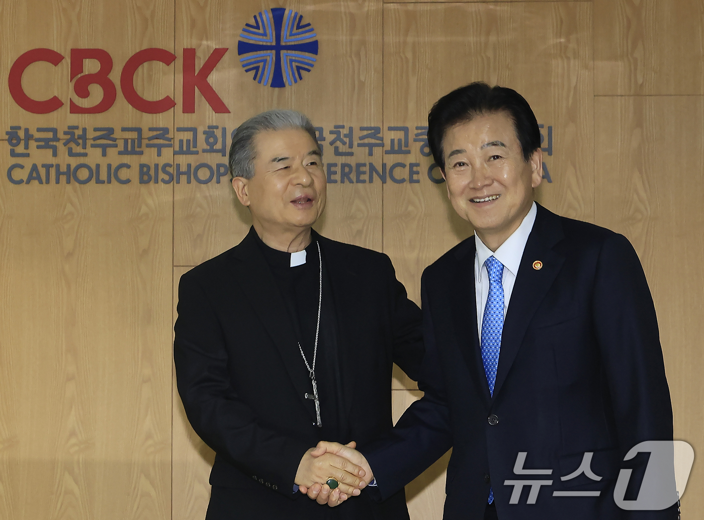 (서울=뉴스1) 박정호 기자 = 정동영 통일부 장관이 12일 오후 서울시 광진구 면목로 한국천주교중앙협의회에서 한국천주교주교회의 의장 이용훈 주교를 예방하고 있다. 2026.5.1 …