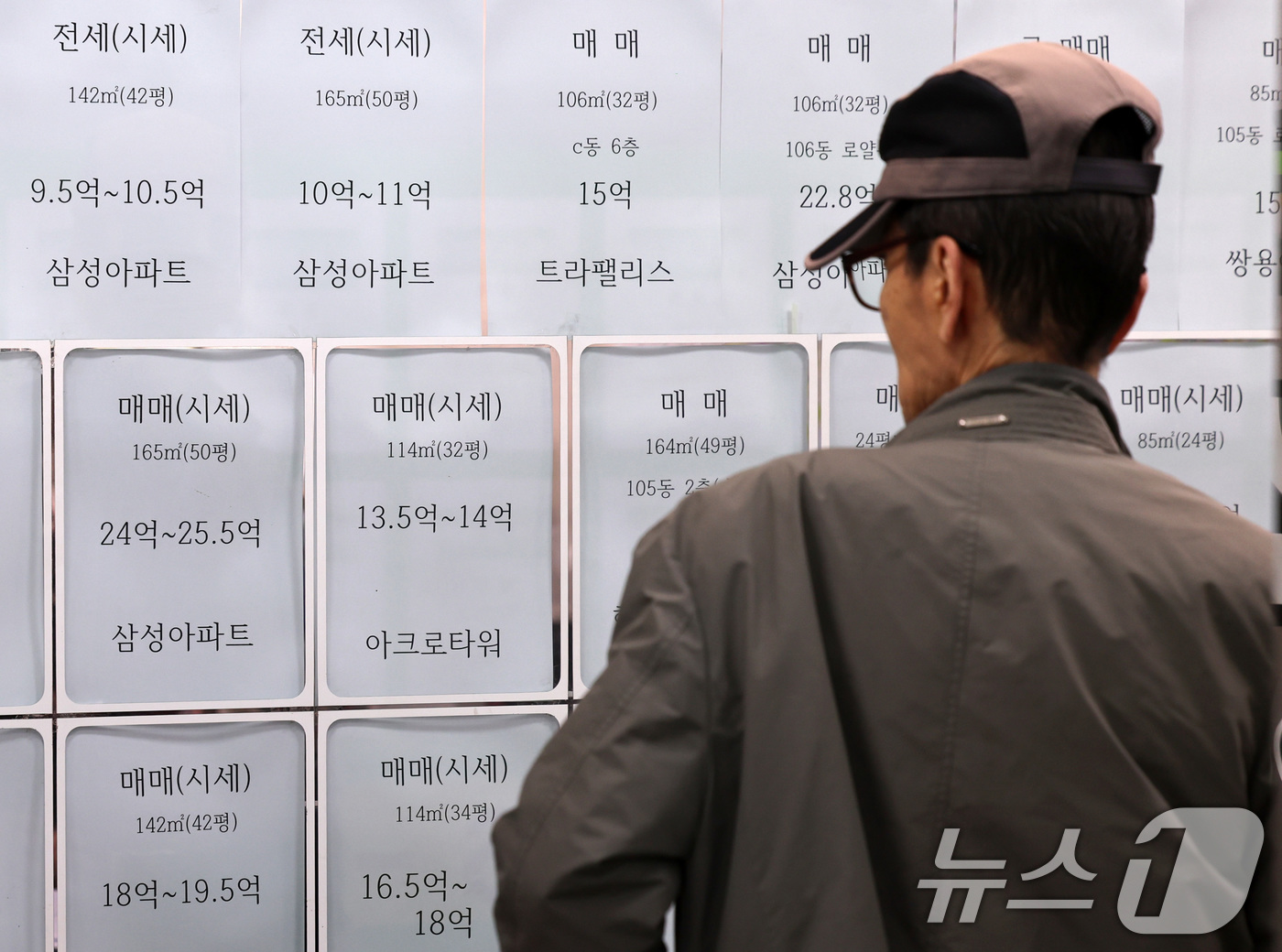 (서울=뉴스1) 구윤성 기자 = 정부가 토지거래허가구역 내 세입자가 있는 주택의 실거주 의무 유예 대상을 비거주 1주택자까지 확대하는 방안을 내놓은 12일 한 시민이 서울 시내 부 …