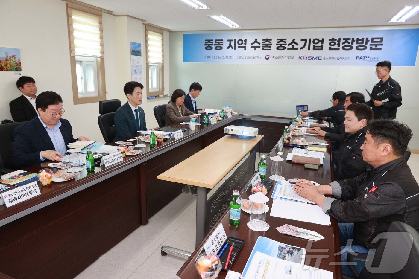 (서울=뉴스1) = 노용석 중소벤처기업부 제1차관이 12일 충청북도 진천군 페스웰에서 중동 지역 수출 중소기업 현장방문을 하고 있다. (중소벤처기업부 제공. 재판매 및 DB 금지) …