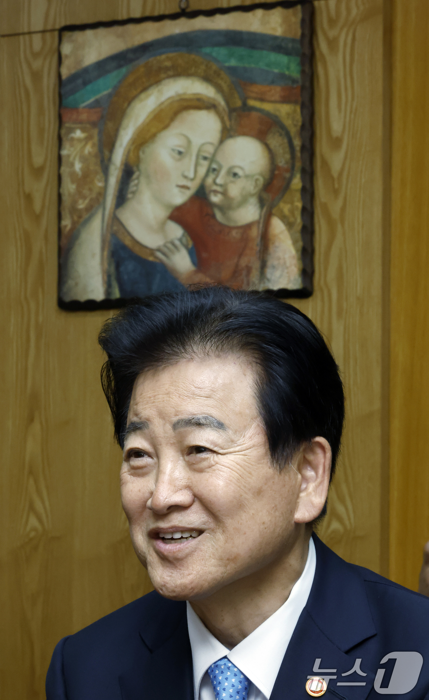 (서울=뉴스1) 박정호 기자 = 정동영 통일부 장관이 12일 오후 서울시 광진구 면목로 한국천주교중앙협의회에서 한국천주교주교회의 의장 이용훈 주교를 예방, 이 주교의 북한 여자 축 …