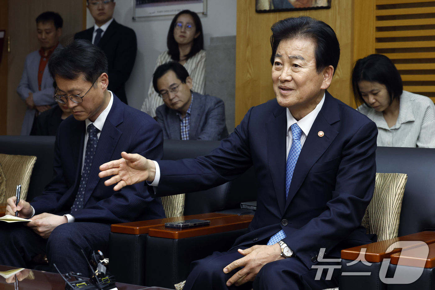 (서울=뉴스1) 박정호 기자 = 정동영 통일부 장관이 12일 오후 서울시 광진구 면목로 한국천주교중앙협의회에서 한국천주교주교회의 의장 이용훈 주교를 예방, 이 주교의 북한 여자 축 …