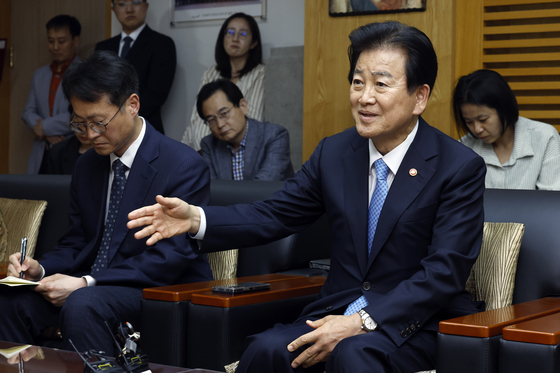 이용훈 주교 질문에 답하는 정동영 장관