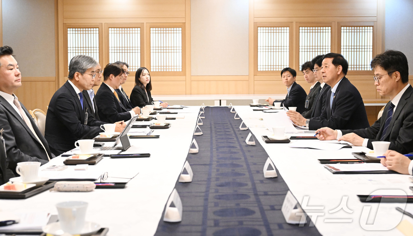 (서울=뉴스1) = 구윤철 부총리 겸 재정경제부 장관이 12일 서울 종로구 정부서울청사에서 열린 국채시장 자문위원회를 주재하고 있다. (재정경제부 제공. 재판매 및 DB 금지) 2 …