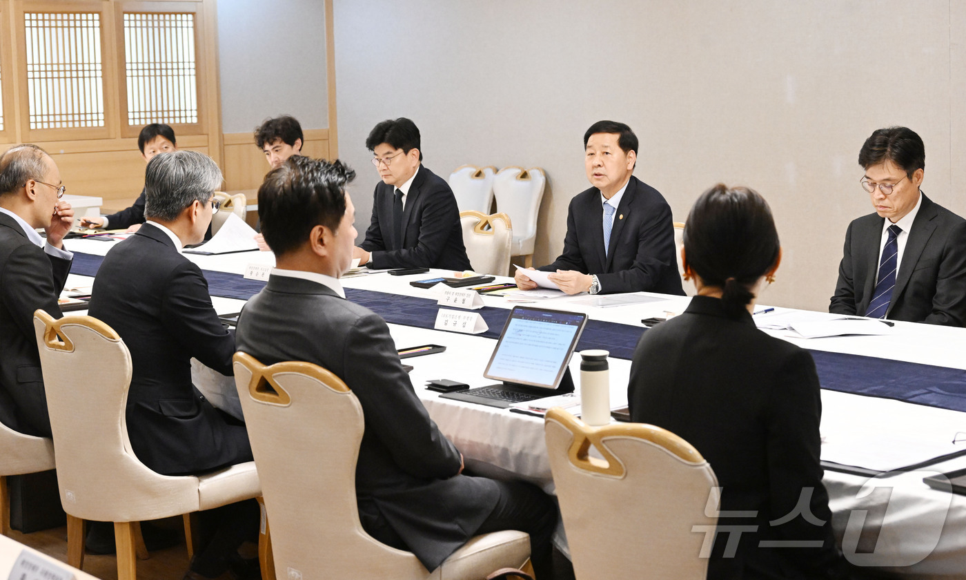(서울=뉴스1) = 구윤철 부총리 겸 재정경제부 장관이 12일 서울 종로구 정부서울청사에서 열린 국채시장 자문위원회에서 모두발언을 하고 있다. (재정경제부 제공. 재판매 및 DB …