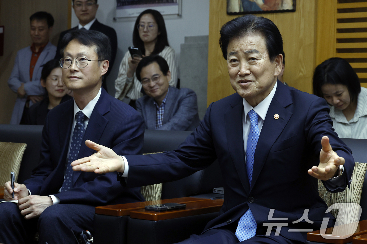(서울=뉴스1) 박정호 기자 = 정동영 통일부 장관이 12일 오후 서울시 광진구 면목로 한국천주교중앙협의회에서 한국천주교주교회의 의장 이용훈 주교를 예방, 이 주교의 북한 여자 축 …