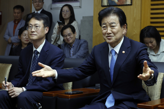 정동영 장관 '축구표 필요하시면 다 드리겠습니다'