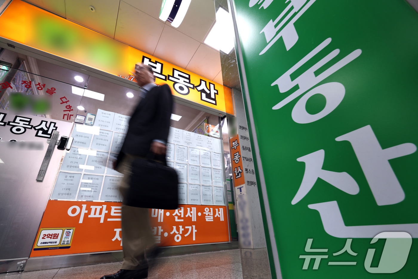 (서울=뉴스1) 구윤성 기자 = 정부가 토지거래허가구역 내 세입자가 있는 주택의 실거주 의무 유예 대상을 비거주 1주택자까지 확대하는 방안을 내놓은 12일 서울 시내의 부동산 중계 …