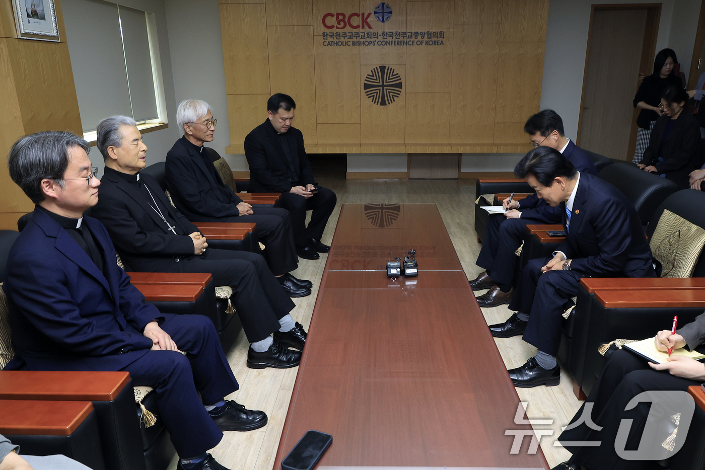 (서울=뉴스1) 박정호 기자 = 정동영 통일부 장관이 12일 오후 서울시 광진구 면목로 한국천주교중앙협의회에서 한국천주교주교회의 의장 이용훈 주교를 예방, 불법 계엄에 대한 규탄 …