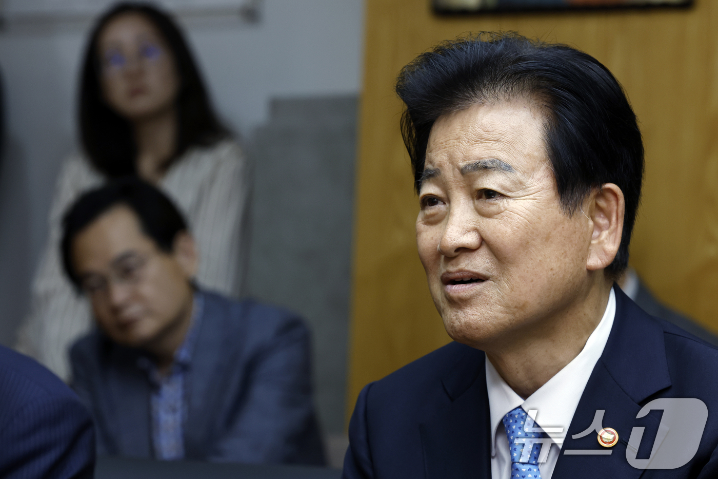 (서울=뉴스1) 박정호 기자 = 정동영 통일부 장관이 12일 오후 서울시 광진구 면목로 한국천주교중앙협의회에서 한국천주교주교회의 의장 이용훈 주교를 예방, 이 주교의 북한 여자 축 …