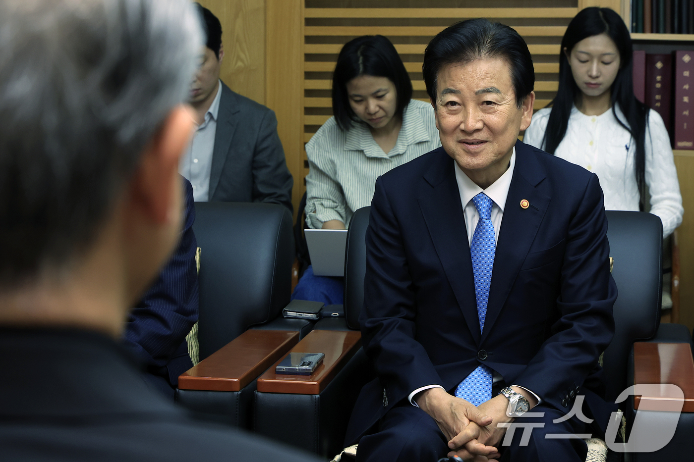 (서울=뉴스1) 박정호 기자 = 정동영 통일부 장관이 12일 오후 서울시 광진구 면목로 한국천주교중앙협의회에서 한국천주교주교회의 의장 이용훈 주교를 예방, 이 주교의 북한 여자 축 …