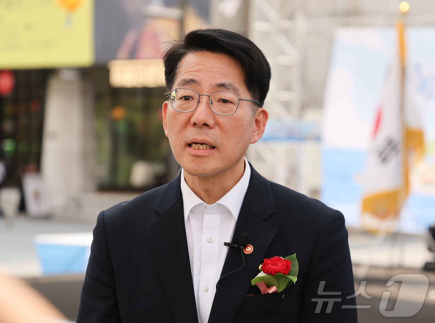 (서울=뉴스1) 이종수 인턴기자 = 황종우 해양수산부 장관이 12일 서울 종로구 광화문광장 놀이마당에서 열린 ‘2026 귀어귀촌-어촌관광 한마당’에서 취재진 질문에 답하고 있다. …