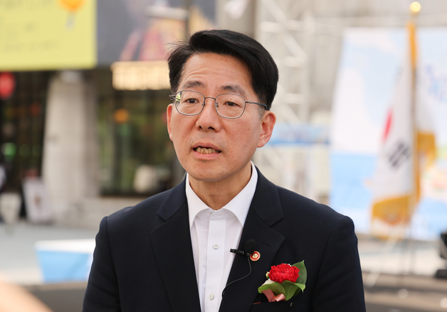 인터뷰하는 황종우 해수부 장관