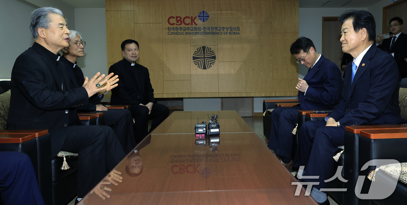 (서울=뉴스1) 박정호 기자 = 정동영 통일부 장관이 12일 오후 서울시 광진구 면목로 한국천주교중앙협의회에서 한국천주교주교회의 의장 이용훈 주교를 예방, 이 주교의 발언을 경청하 …