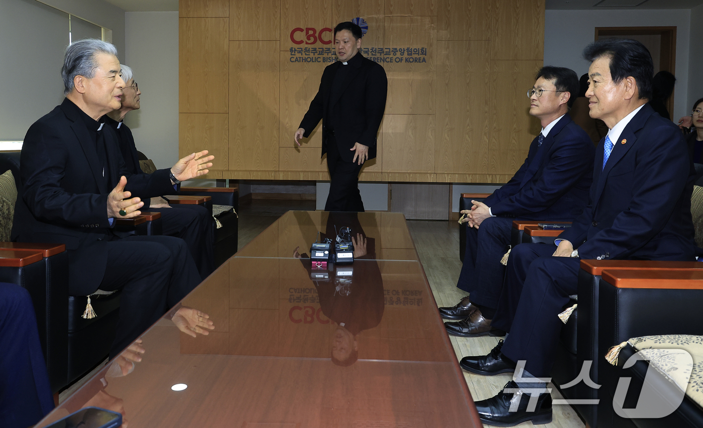 (서울=뉴스1) 박정호 기자 = 정동영 통일부 장관이 12일 오후 서울시 광진구 면목로 한국천주교중앙협의회에서 한국천주교주교회의 의장 이용훈 주교를 예방, 이 주교의 발언을 경청하 …