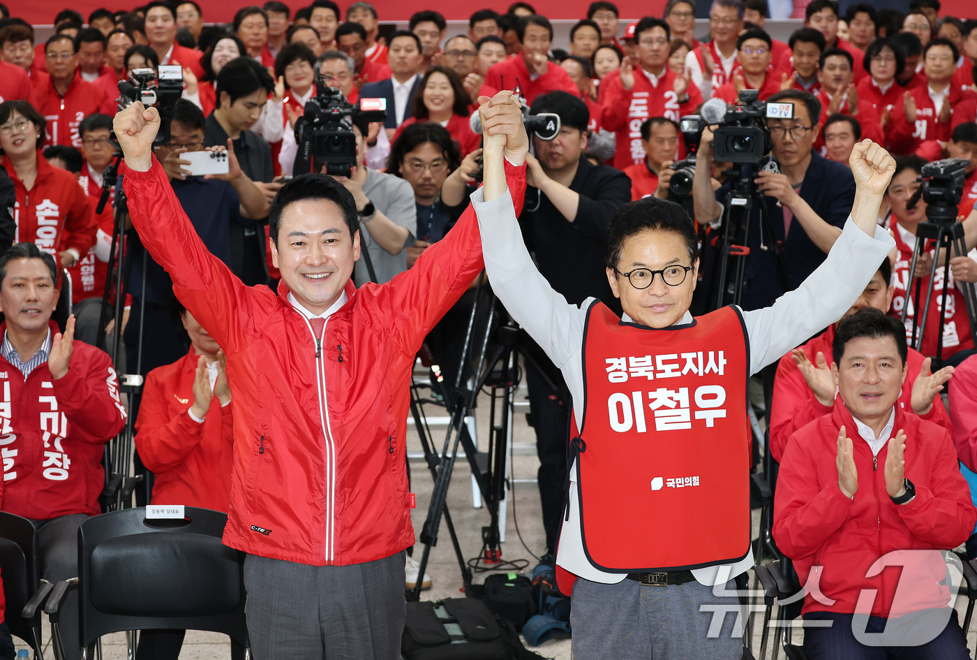(대구=뉴스1) 공정식 기자 = 장동혁 국민의힘 대표와 이철우 경북도지사 후보가 12일 오후 대구 수성구 국민의힘 당사에서 열린 경북도당 선거대책위원회 발대식에서 함께 손을 들고 …