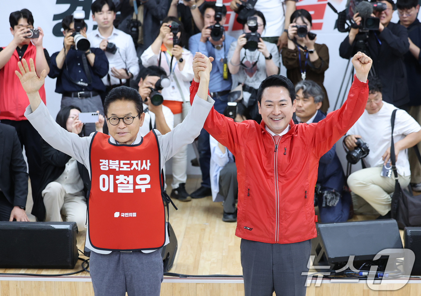 (대구=뉴스1) 공정식 기자 = 장동혁 국민의힘 대표와 이철우 경북도지사 후보가 12일 오후 대구 수성구 국민의힘 당사에서 열린 경북도당 선거대책위원회 발대식에서 함께 손을 들고 …