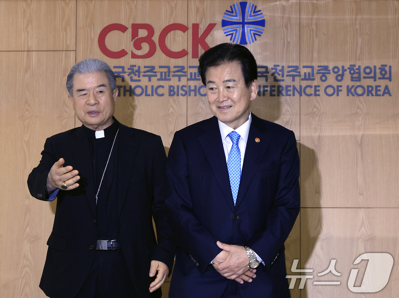 (서울=뉴스1) 박정호 기자 = 정동영 통일부 장관이 12일 오후 서울시 광진구 면목로 한국천주교중앙협의회에서 한국천주교주교회의 의장 이용훈 주교를 예방, 기념 촬영을 마친 뒤 자 …