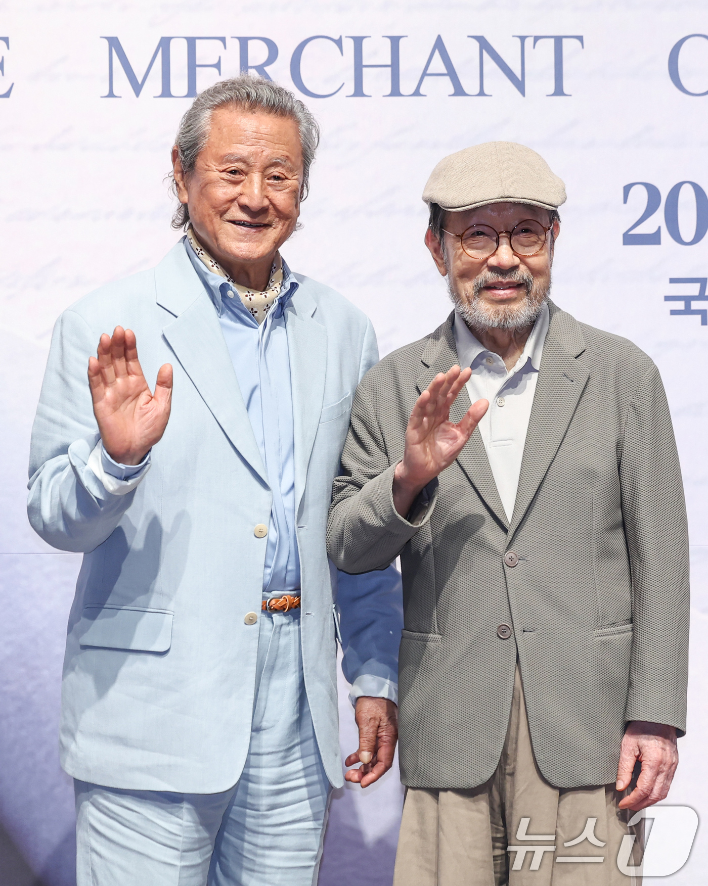 (서울=뉴스1) 임지훈 인턴기자 = 배우 신구(오른쪽), 박근형이 12일 오후 서울 종로구 NOL서경스퀘어에서 열린 연극 '베니스의 상인' 기자간담회에서 손인사를 하고 있다.셰익스 …