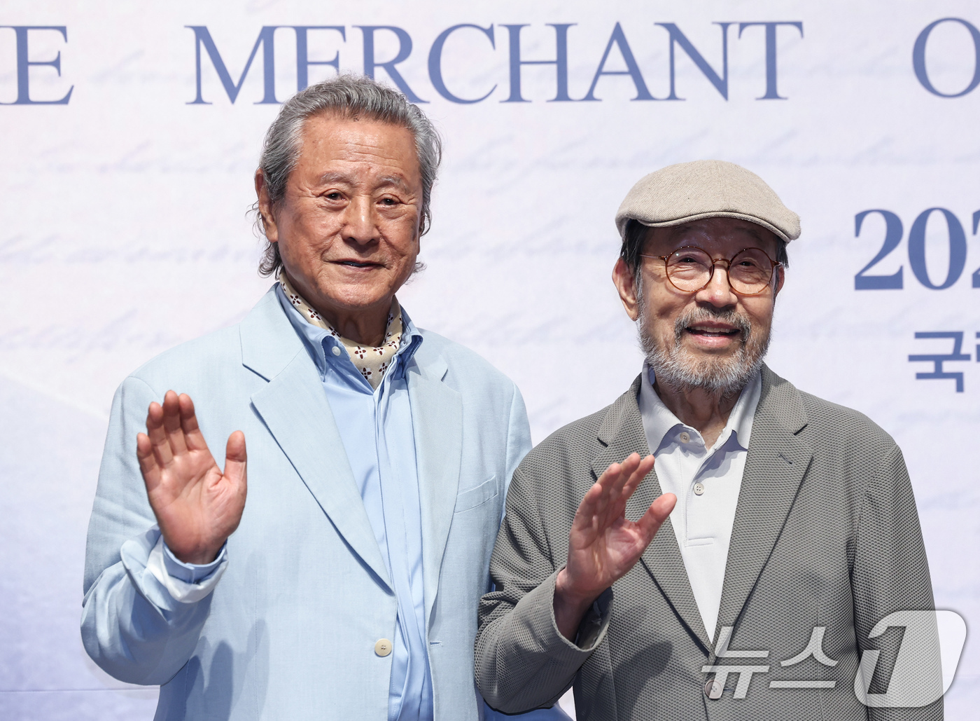 (서울=뉴스1) 임지훈 인턴기자 = 배우 신구(오른쪽), 박근형이 12일 오후 서울 종로구 NOL서경스퀘어에서 열린 연극 '베니스의 상인' 기자간담회에서 포즈를 취하고 있다.셰익스 …