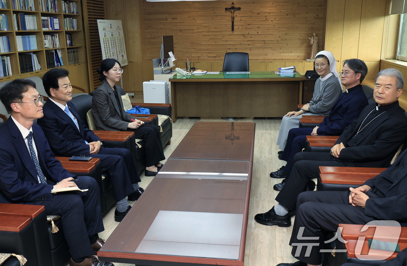 (서울=뉴스1) 박정호 기자 = 정동영 통일부 장관이 12일 오후 서울시 광진구 면목로 한국천주교중앙협의회에서 한국천주교주교회의 의장 이용훈 주교를 예방하고 있다. 2026.5.1 …