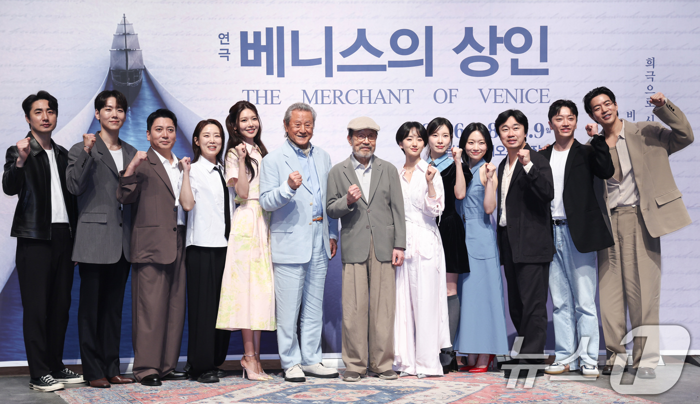 (서울=뉴스1) 임지훈 인턴기자 = 12일 오후 서울 종로구 NOL 서경스퀘어에서 열린 연극 '베니스의 상인' 기자간담회에서 연극 주역들이 포즈를 취하고 있다. 왼쪽부터 배우 이승 …