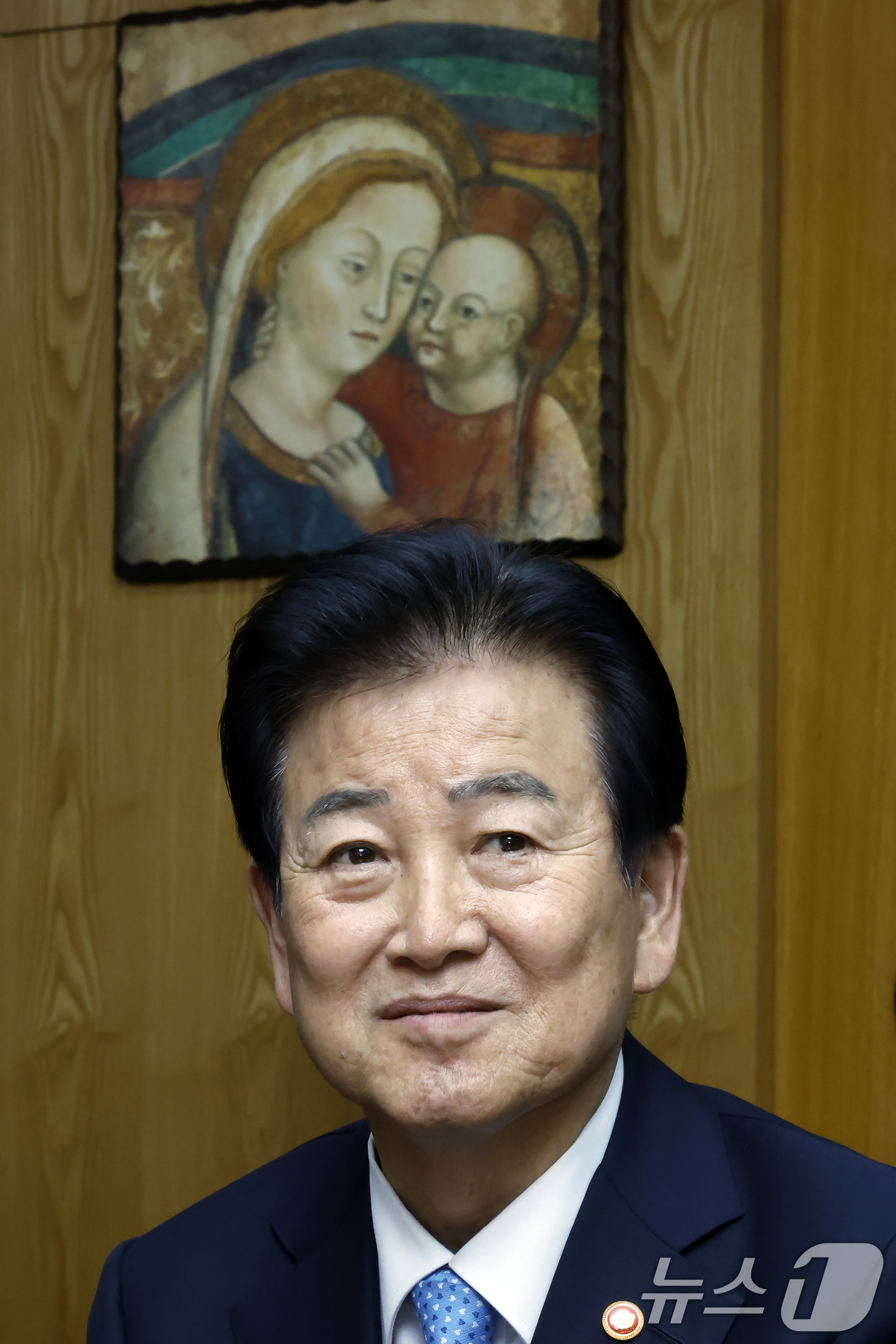 (서울=뉴스1) 박정호 기자 = 정동영 통일부 장관이 12일 오후 서울시 광진구 면목로 한국천주교중앙협의회에서 한국천주교주교회의 의장 이용훈 주교를 예방, 이 주교의 발언을 경청하 …