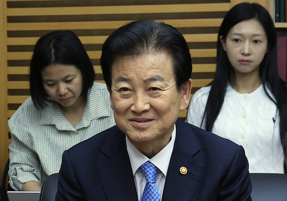 경색된 남북 관련 설명하는 정동영 장관