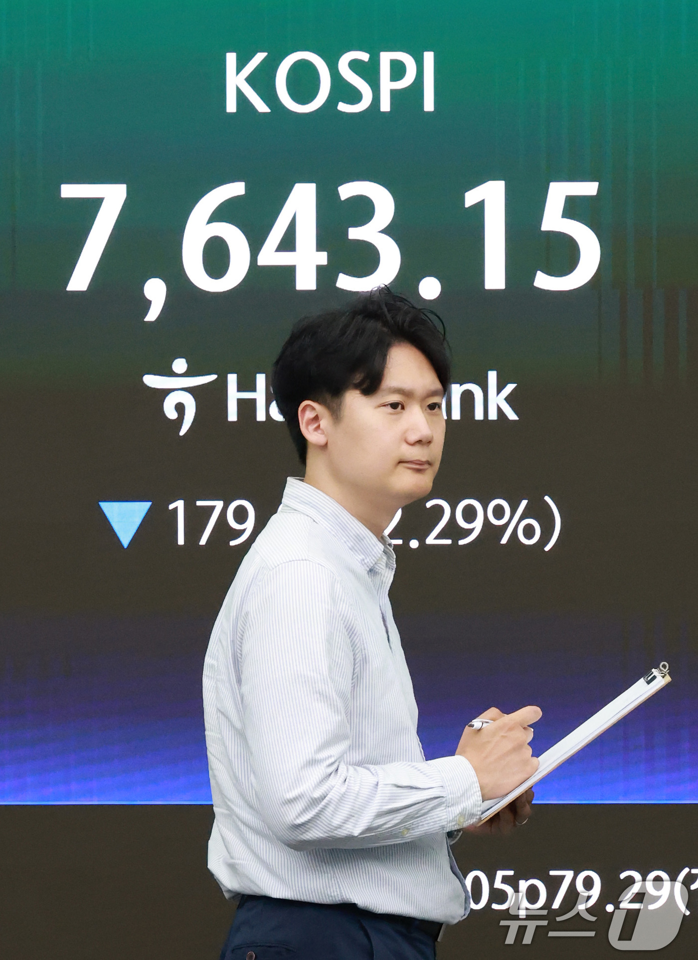 (서울=뉴스1) 임세영 기자 = 12일 오후 서울 중구 하나은행 본점 딜링룸 전광판에 코스피 지수 등 종가가 표시되고 있다.이날 코스피는 전 거래일 대비 179.09포인트(2.29 …