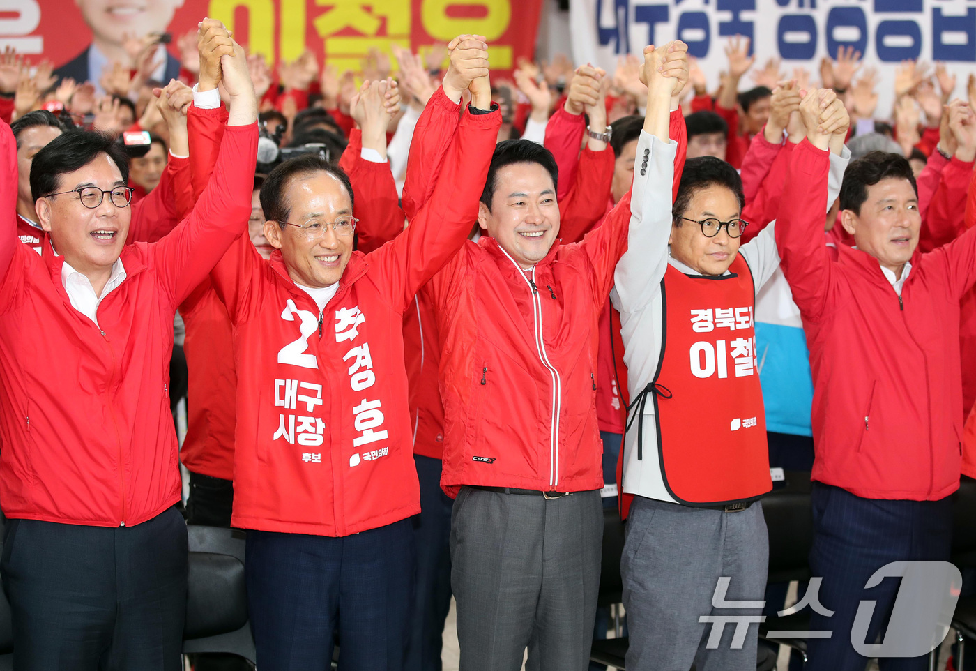 (대구=뉴스1) 공정식 기자 = 12일 오후 대구 수성구 국민의힘 당사에서 열린 경북도당 선거대책위원회 발대식에서 장동혁 국민의힘 대표가 이철우 경북도지사 후보와 추경호 대구시장 …