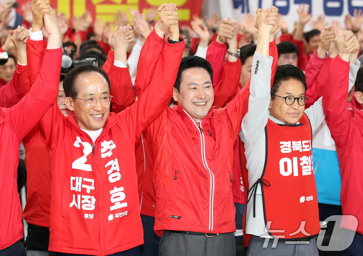 (대구=뉴스1) 공정식 기자 = 12일 오후 대구 수성구 국민의힘 당사에서 열린 경북도당 선거대책위원회 발대식에서 장동혁 국민의힘 대표가 이철우 경북도지사 후보와 추경호 대구시장 …