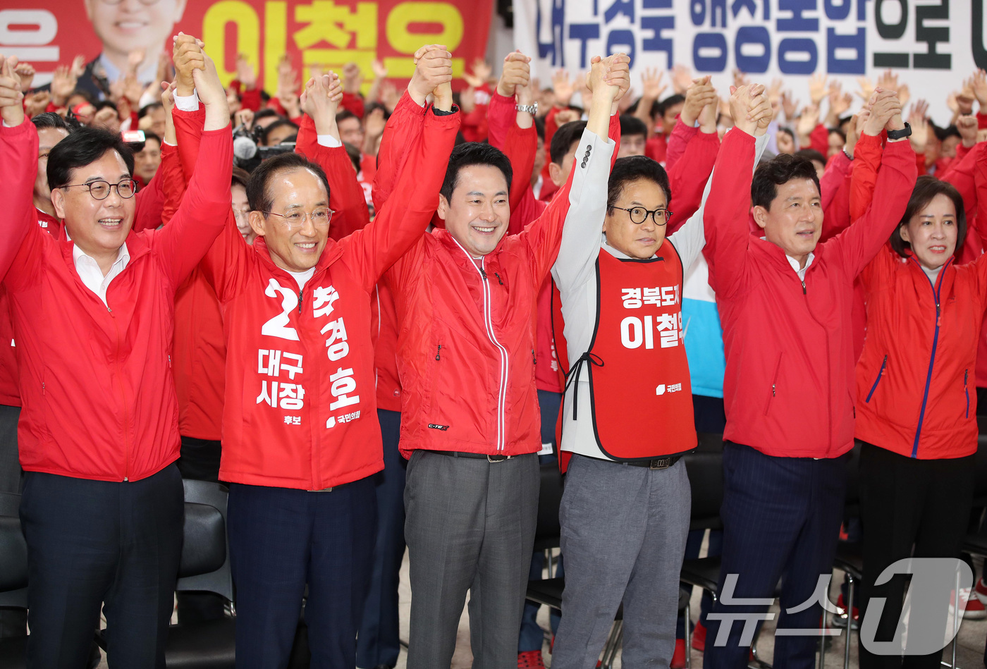 (대구=뉴스1) 공정식 기자 = 12일 오후 대구 수성구 국민의힘 당사에서 열린 경북도당 선거대책위원회 발대식에서 장동혁 국민의힘 대표가 이철우 경북도지사 후보와 추경호 대구시장 …